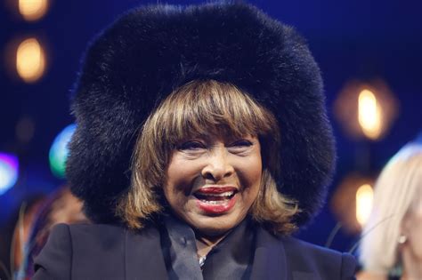 Tina Turner verließ ihre Kinder und lebt ihr Leben nachdem sie