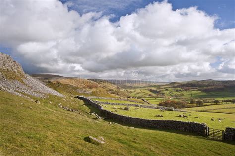 Vista De Norber Erratics Para Baixo Wharfe Dale Em Dales De Yorkshire