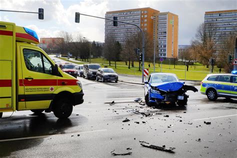 Crash Auf Chemnitzer S Dring Ford Und Skoda Krachen Zusammen