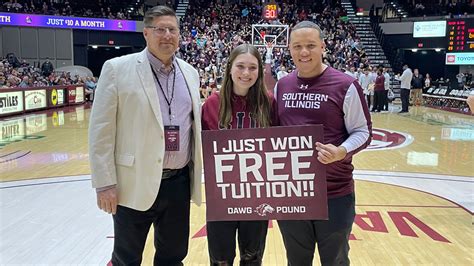 Two SIU students win free tuition at men’s basketball game Jan. 14