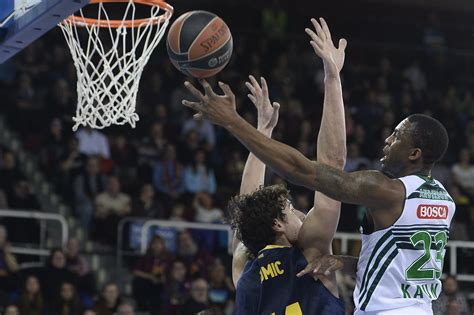 El Barça sigue intratable en el Palau y el Unicaja aparca el Top 8