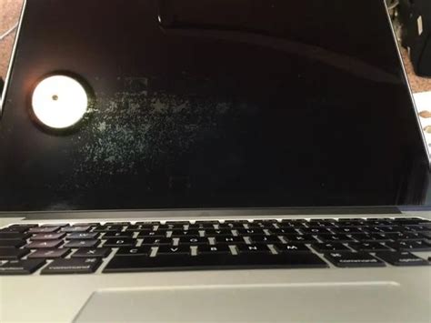 Macbook屏幕涂层脱落 于是有人决定把它全给抹了 科技先生