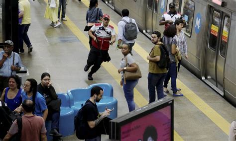 Briga homem armado no metrô causa correria e pânico na estação