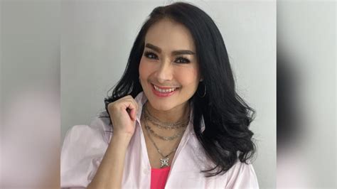 Potret Iis Dahlia Tampil Dengan Gaya Rambut Baru Makin Fresh Dan