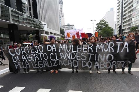 Cerca De Pessoas Protestam No Masp Pela Legaliza O Do Aborto