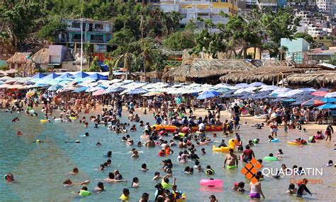 Turistas abarrotan playas de Acapulco en el último día de 2023