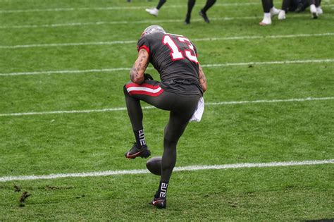 BREAKING: Bucs WR Evans Suffers Knee Injury | Pewter Report