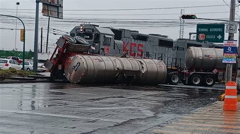 Conductor De Pipa De Gas Intenta Ganarle El Paso Al Tren En Toluca Y Es