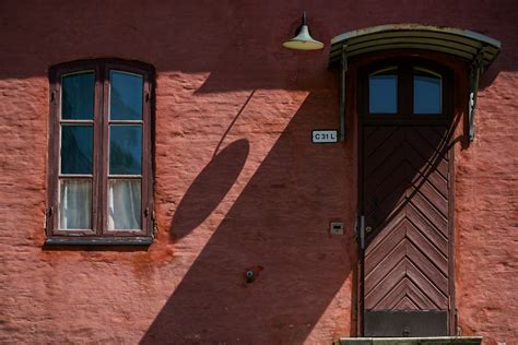 Red wall shadow Henry Söderlund Flickr