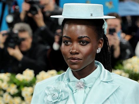 Olho esfumado e boca nude as tendências de beleza do Met