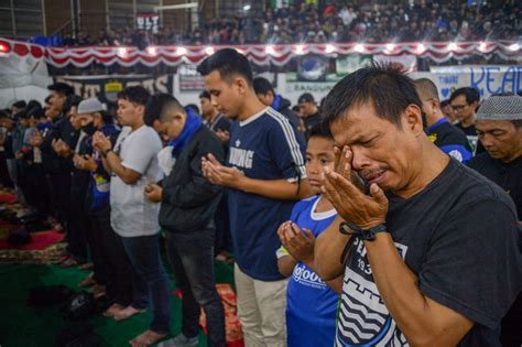 FOTO Sambil Menangis Ribuan Suporter Gelar Doa Bersama Dan Salat Gaib