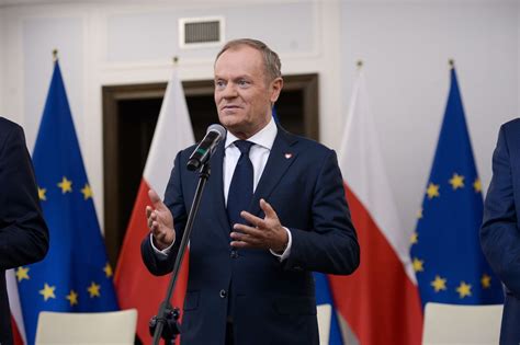 Otoczyli go dziennikarze Tusk po podpisaniu zaskoczenie WP Wiadomości