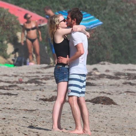 Emma Stone y Andrew Garfield besándose en la playa de Malibu Emma