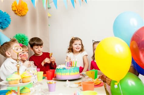 Ni Os Peque Os Celebrando Cumplea Os La Ni A Pide Un Deseo Antes De