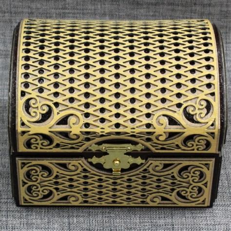 Шкатулка деревянная сундук средний с замочком прорезной Л. Артель