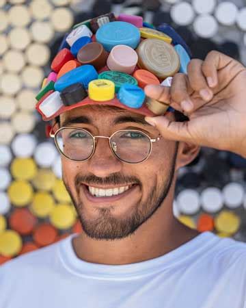 400 mil tapas recicladas usó joven artista para crear el mural