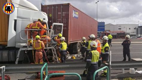 Un Accident Entre Dos Camions Deixa Un Ferit A L A A Quart De Poblet