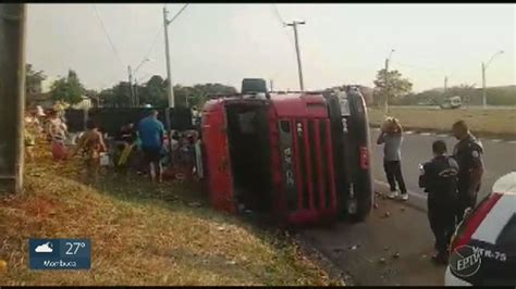 Caminhão Tomba Em Rodovia De Santa Bárbara Doeste E Espalha Carga De