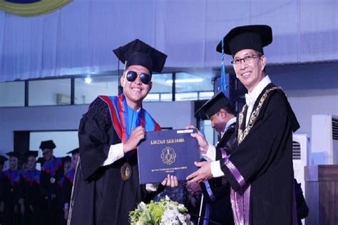 Its Gelar Wisuda Luring Perdana 1082 Mahasiswa Lulus Cumlaude