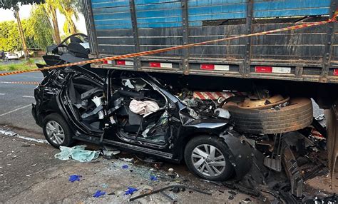 VEJA VÍDEO Carro fica destruído após grave acidente em avenida de Rio