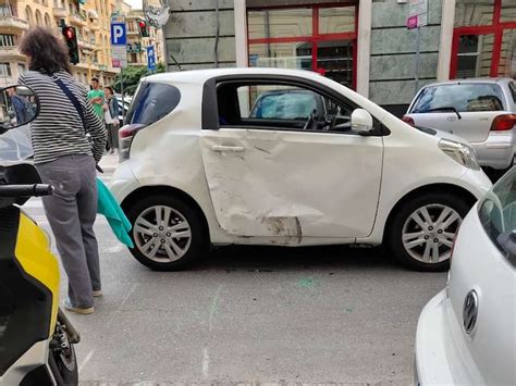 Brutto Incidente Alla Foce Scooter A Terra Foto