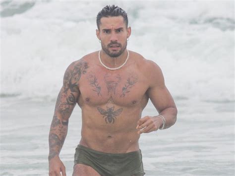 Tamanho não é documento Bil Araújo reage após ter nude clicado na praia