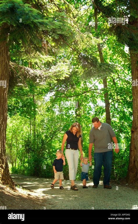 Familia Con Dos Ni Os Caminando A Trav S Del Bosque Pathway Fotograf A