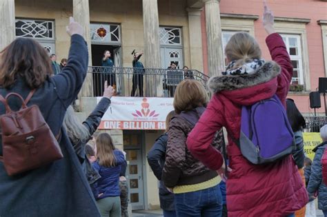 One Billion Rising Hunderte Tanzen Auf Dem Detmolder Marktplatz