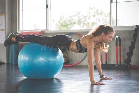 Exerc Cios Bonitos Novos Dos Pilates Do Treinamento Da Mulher A