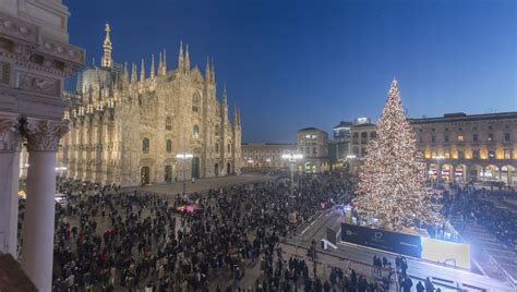 L Estetista Cinica Sponsor Dell Albero Di Natale In Piazza Duomo A