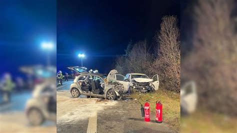 Auto gerät in Gegenverkehr Drei Schwerverletzte aus Wracks befreit