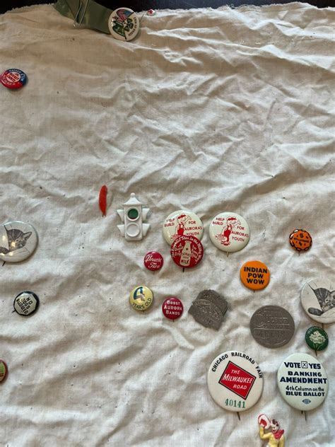 Lot Of Vintage Political Buttons And Other Assorted Pins And Buttons Ebay