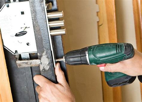 Установка замка на металлическую дверь: пошаговая инструкция