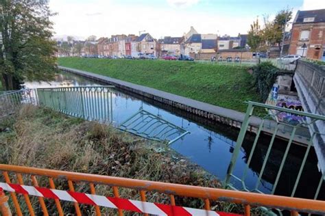 Accident Amiens Une Voiture Tombe Dans L Eau Depuis Le Pont Des