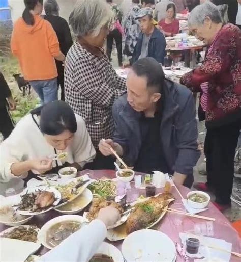 农村婚宴现场，2大妈抢菜撕破脸开打，一桌人扔下筷子站起来就走 知乎