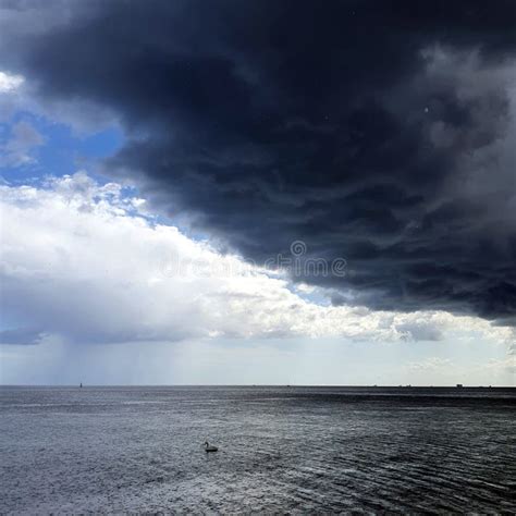 Nuvens De Tempestade Sobre O Mar Imagem De Stock Imagem De Paisagem