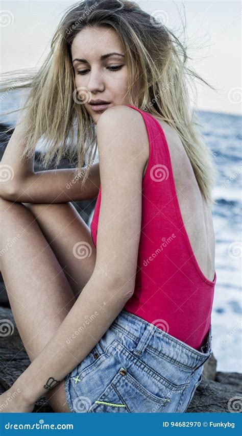 Arbeiten Sie Foto Im Freien Der Herrlichen Sexy Frau Mit Dem Blonden Haar Im Eleganten Bikini Um