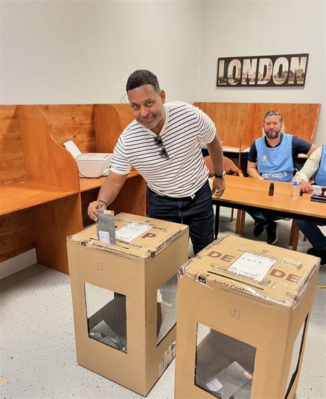 Elecciones Figuras Acuden A Centros De Votaci N