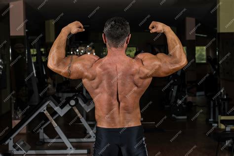 Bodybuilder Musclé Montrant Son Dos Double Biceps Photo Premium