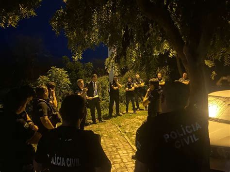 Cinco Suspeitos De Integrar Grupo Criminoso Atua O Em Quixad S O