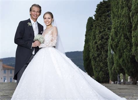 Наследница бренда Swarovski вышла замуж в свадебном платье весом 46 кг ...