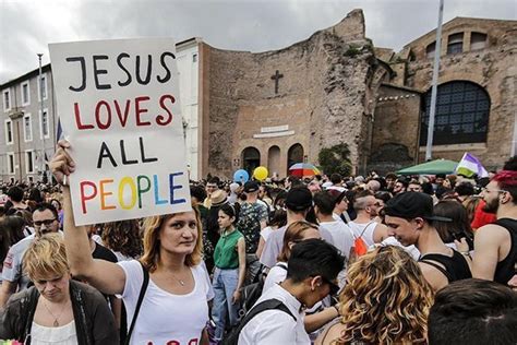 Roma Si Tinge Di Arcobaleno Per Il Gay Pride Critiche Al Neoministro Fontana