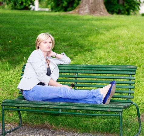 Femme Blonde Belle S Asseyant Sur Le Banc Au Jardin Image Stock Image Of Stationnement Jardin