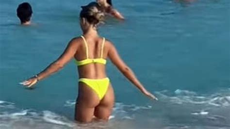 Video su novio le regaló una bikini que se desintegra y quedó sin nada en el mar MDZ Online