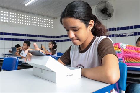 Educação do Paulista realiza avaliações educacionais tablets