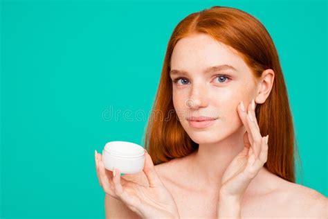 O Retrato Do Close Up Da Menina Ruivo Nude Puro Brilhante Limpa Foto De Stock Imagem De