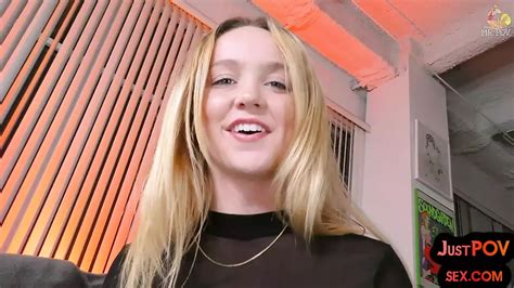 21yo en primer plano amateur con gafas se la follan en el coño apretado xHamster