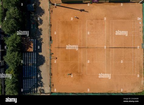 Cancha De Tenis De Tierra Batida Vista Desde Arriba Con Dos Hombres Jugando Al Partido Son