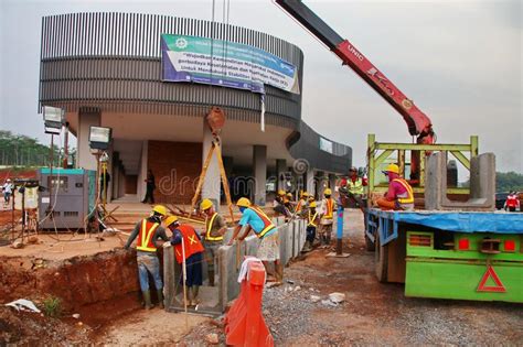 Trabajadores Del Proyecto Al Manejar Los Canales En La Construcci N