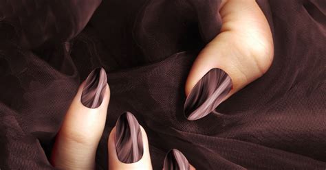 Unhas Em Tons Terrosos Essa Versão De Nail Art Traz Degradê Sóbrio